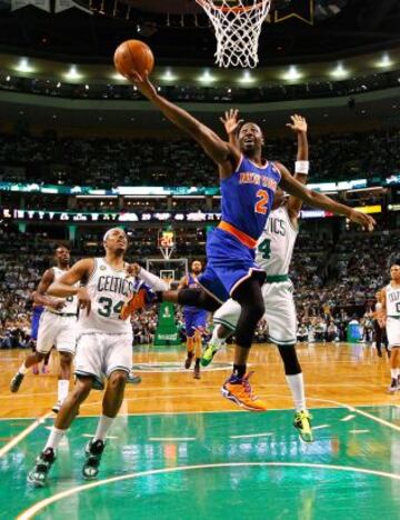 Raymond Felton de los New York Knicks tira a canasta contra los Celtics de Boston en el tercer partido de los cuartos de final de la Conferencia Este de la NBA Playoffs 2013.