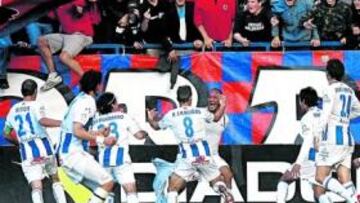 <b>ÉXTASIS ALBIAZUL. </b>El gol de Morris permite al Recre mantenerse con vida en Primera y mete un un lío a Osasuna.