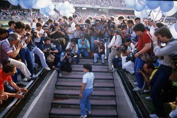 En julio de 1984 Maradona llegó a Nápoles dispuesto a cambiar de aires. "Cataluña es un gran lugar para vivir... menos para un futbolista", dijo en otra de sus memorables frases. La ciudad le recibió con los brazos abiertos.85.000 aficionados se congregaron en Estadio San Paolo el 5 de julio de 1984 para recibir al considerado mejor jugador del mundo. La temporada 83-84, el Nápoles evitó el descenso por un punto pero desde la llegada de Maradona su destino cambió. Con el astro argentino ganaron dos títulos de Serie A (87 y 90), una Copa de Italia (87), una Supercopa (90) y una Copa de la UEFA (89). Maradona se hizo a Nápoles y Nápoles a Maradona, como un matrimonio ideal, indisociable. El hombre se convirtió en leyenda. Su imagen adornó la ciudad y apenas pudo tener vida privada. Se le acercó todo el mundo, también La Camorra.