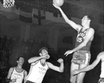 BILL BRADLEY. Hall of famer, exsenador de los Estados Unidos y fundamental en los dos únicos anillos de la historia de los Knicks, Bradley retrasó su entrada en la NBA para seguir estudiando en Oxford tras licenciarse en Princeton. De allí, se fue a Milán donde jugó la temporada 65-66 y ganó la Copa de Europa.