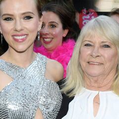 Scarlett Johansson lleva a la alfombra roja a su clon de 72 años