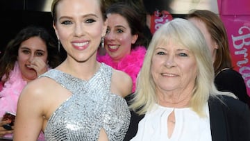 Scarlett Johansson apareci&oacute; en la premiere de Rough Night junto a su clon de 72 a&ntilde;os.