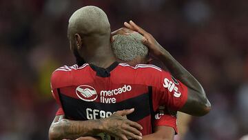 Flamengo's defender Wesley (L) celebrates after scoring with Flamengo's midfielder Gerson during the Copa Libertadores group stage second leg football match between Brazil's Flamengo and Argentina's Racing Club at Maracana stadium in Rio de Janeiro, Brazil, on June 8, 2023. (Photo by ALEXANDRE LOUREIRO / AFP)