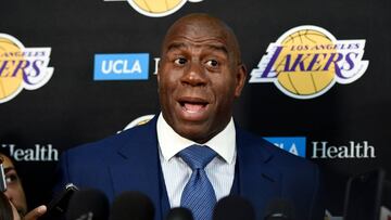 A través de redes sociales se divulgó una foto de Earvin 'Magic' Johnson presuntamente donando sangre a pesar de que el exbasquetbolista es portador del VIH.