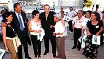 <B>JESÚS GIL, DE CAMPAÑA</B>. Jesús Gil está inmerso en las elecciones municipales que se celebran mañana. El dirigente participó el pasado jueves en una caravana de coches de su partido, el GIL, para apoyar al actual alcalde marbellí. Gil recibió el cariño de la gente de Marbella y de San Pedro. El todavía presidente del Atlético parece que se ha olvidado momentáneamente del fútbol.