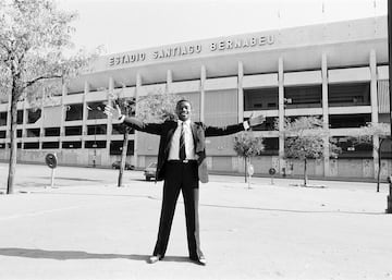 El primer inglés en vestir la camiseta blanca fue Laurie Cunningham, un delantero londinense que recaló en 1979 procedente del West Bronwich, por unos 175 millones de pesetas, un auténtico dineral para la época. De hecho, fue el fichaje más caro en su momento de la historia del Real Madrid. Conocido por ser el primer jugador negro en debutar con la selección inglesa, no tuvo demasiada suerte en la capital. Las lesiones hicieron que apenas jugara 44 partidos en cuatro años, y marcó 13 goles. Sin embargo, sí dejó un partido para el recuerdo. Fue el 10 de febrero de 1980 en un clásico en el Camp Nou. Su exhibición fue tal que el público del Camp Nou ovacionó a la Perla Negra. Posteriormente militó en el Sporting y en el Rayo Vallecano en dos épocas diferentes.