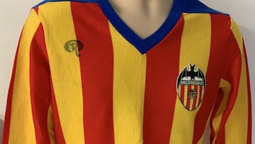 Se subasta por 12.000 euros una camiseta del Valencia de Kempes