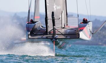 El Emirates Team neozelandés, en acción durante la carrera 6 de la Copa América de vela que se disputó en
el Golfo de Hauraki (Nueva Zelanda) desde el día 6. Esta competición, un clásico del calendario, siempre deja imágenes, como la superior, de una gran belleza.