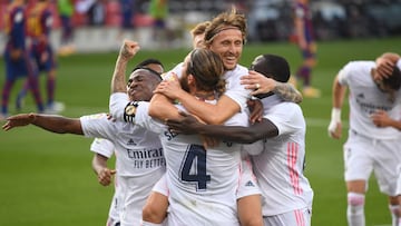 Los jugadores del Real Madrid felicitan a Luka Modric por el gol del croata que sentenció el último Clásico contra el Barcelona.