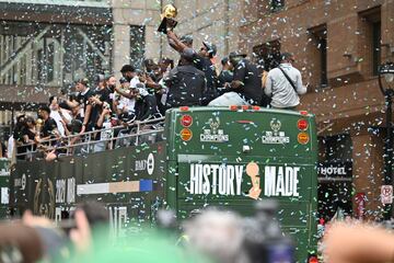 Los jugadores de los Bucks son aclamados por los aficionados en el autobús que recorre las calles de la ciudad de Milwaukee.