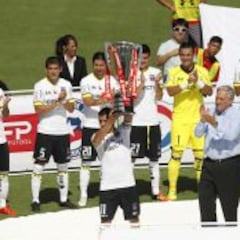Colo Colo recibe la copa de campeón 41 días después