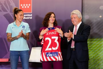 La guardameta del Atl¨¦tico de Madrid Lola Gallardo, y el presidente del club, Enrique Cerezo, entregan una camiseta a la presidenta de la Comunidad de Madrid Isabel D¨ªaz Ayuso durante la celebraci¨®n de la Copa de la Reina en la Real Casa de Correos, sede del gobierno de la Comunidad de Madrid.