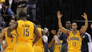 Los jugadores de los Pacers celebran su victoria.