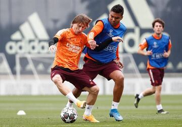 Modric y Casemiro, durante el último entrenamiento del Madrid.