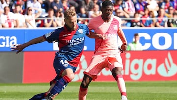 Ousmane Dembelé controla un balón ante Jorge Pulido durante el partido de Liga Santander entre Huesca y F.C. Barcelona en El Alcoraz.
