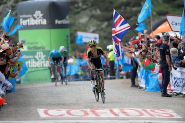 Simon Yates llegando a la meta de la decimocuarta etapa de la Vuelta España. 