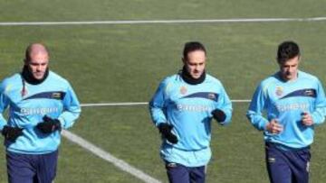 <b>A SACO. </b>Walter Pandiani, Sergio García y Javi Márquez, ayer, corriendo sobre el césped de la Ciudad Deportiva de Sant Adrià.