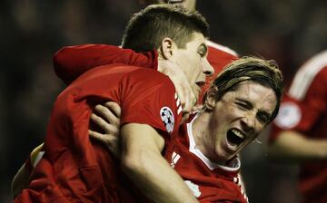 Torres aterrizó en el Liverpool e hizo dupla con el capitán de aquel equipo.