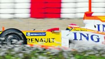 <b>VELOCIDAD ENTRE LAS FLORES. </b>Fernando Alonso probó ayer en el trazado catalán con la antena de datos puesta en el monoplaza, señal de jornada de trabajo más árida.