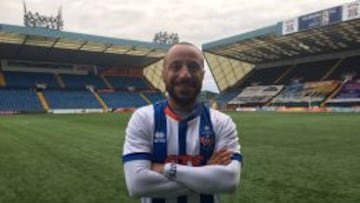 Julien Faubert, posa con la camiseta del Kilmarnock.