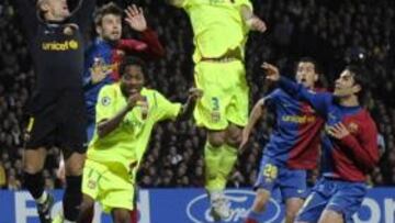 <b>EN EL AIRE. </b>Valdés y Cris saltan en busca de un córner, rodeados de jugadores de Barça y Olympique.