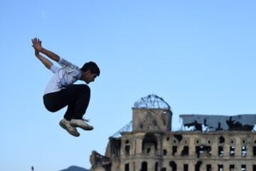 Jóvenes afganos practican sus habilidades de parkour en frente de las ruinas del Palacio Darul Aman en Kabul. Parkour, que se originó en Francia en la década de 1990 y también se conoce como libre en ejecución, consiste en conseguir alrededor de los obstáculos urbanos con una mezcla de ritmo rápido de saltar, saltar, correr y rodar.