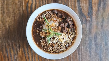 En Etiop¨ªa, "tibs" se refiere a un plato de carne salteada, generalmente cortada en trozos peque?os o tiras, que se cocina en una sart¨¦n con diferentes especias y verduras. Es un plato popular y vers¨¢til, que puede prepararse con diferentes tipos de carne, como ternera, cordero o incluso pollo.