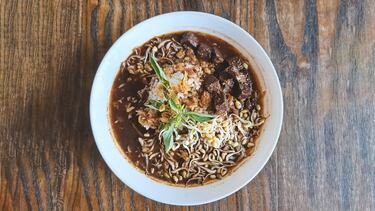 En Etiopía, "tibs" se refiere a un plato de carne salteada, generalmente cortada en trozos pequeños o tiras, que se cocina en una sartén con diferentes especias y verduras. Es un plato popular y versátil, que puede prepararse con diferentes tipos de carne, como ternera, cordero o incluso pollo.