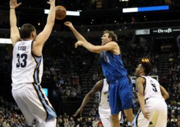 Marc Gasol defiende el tiro de Dirk Nowitzki.