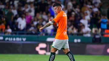 LEON, MEXICO - OCTOBER 25: James Rodriguez of Leon wears Keylor Navas' shirt after the 15th round match between Leon and Pumas UNAM as part of the Torneo Apertura 2025 Liga MX at Leon Stadium on October 25, 2025 in Leon, Mexico. (Photo by Luis Cano/Jam Media/Getty Images)