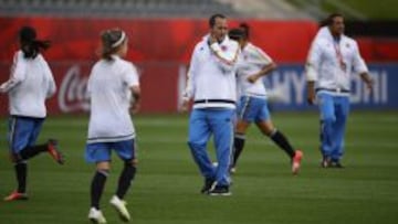 El entrenador de la selecci&oacute;n femenina colombiana de f&uacute;tbol, Felipe Taborda, dirige una sesi&oacute;n de entrenamiento.