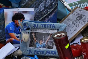 Numerosos aficionados del club italiano se han acercado a los alrededores del estadio San Paolo para dar el último adiós al astro argentino. Las inmediaciones de la casa del Nápoles se han convertido en un santuario de Diego antes del encuentro frente a la Roma.