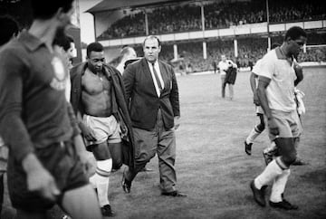 1966, Mundial de Inglaterra. Brasil cae eliminada en la fase de grupos. En la imagen, Pelé tras finalizar el encuentro ante Portugal.