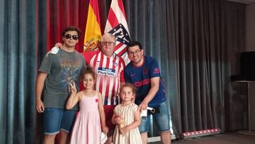 Jos&eacute; Luis Guerrero Casares posa con sus nietas y su hijo, Francisco Manuel Guerrero Villa, que tambi&eacute;n recibi&oacute; la insignia, en el Wanda Metropolitano.