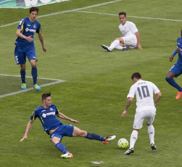 James Rodr&iacute;guez calmly slips past Vigaray before make it 1-4