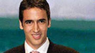 UNA IMAGEN PERFECTA. Así querría ver el madridismo a Raúl en diciembre. Con el Balón de Oro que AS ha montado en sus manos.