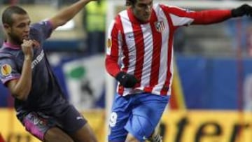 <b>POCOS MINUTOS. </b>Koke conduce el bal¨®n ante Brahimi, del Rennes.