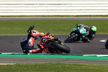 La caída de Márquez en los libres de Silverstone