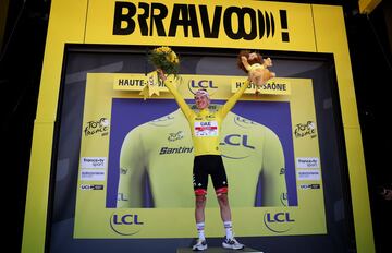 Tadej Pogacar, celebra el maillot amarillo. 