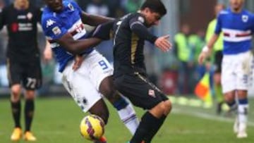 Stefano Chuka Okaka (Sampdoria) lucha por el bal&oacute;n con  David Pizarro (Fiorentina) 