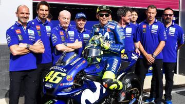 Valentino Rossi posan con el equipo Yamaha en Qatar.