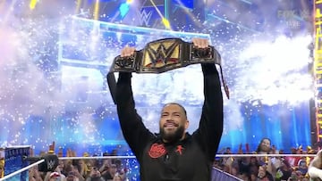 Roman Reigns posa con el nuevo Campeonato Universal Indiscutible de la WWE.