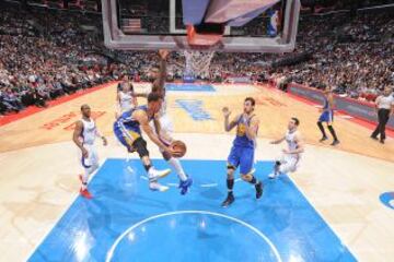 Stephen Curry pasa a Andrew Bogut durante un partido en Los Ángeles ante los Clippers.