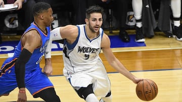 Ricky Rubio conduce el bal&oacute;n ante Russell Westbrook.