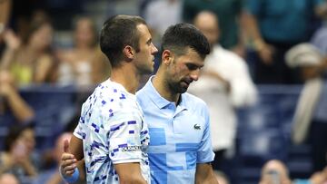 Laslo Djere y Novak Djokovic, al final de su partido en el US Open.