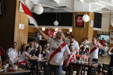 DEPORTES
LOS HINCHAS DE RIVER VIENDO EL PÁRTIDO EN BAR DEL ESTADIO.
FOTO ORTIZ GUSTAVO 16-12-15