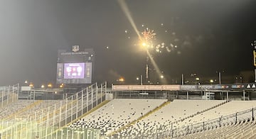 Tras el gol de Gil, a las afueras del Monumental hubo una explosión de fuegos de artificio.