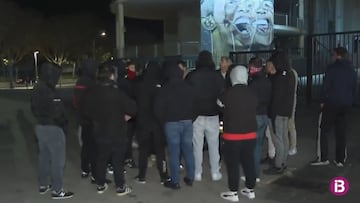 Aficionados mallorquinista increpando a la directiva del club balear al regreso de Vallecas con derrota.