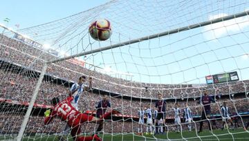 La Liga Santander - FC Barcelona v Espanyol - Camp Nou, Barcelona, Spain - March 30, 2019 Barcelona's Lionel Messi takes a free kick that leads to their first goal