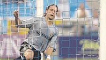 <b>¡NO, OTRA VEZ NO! </b>Eso parecía reflejar el rostro de Woodgate cuando en el minuto 21 marcó en propia puerta tras un rechace de Diego López. Mala suerte, Woody.